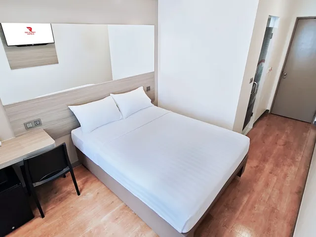 City, Queen Bed, Red Planet Cebu 2/9