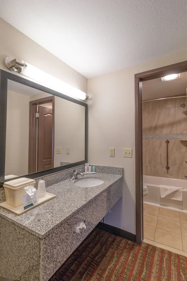 غرفة قياسية بسرير كوين وسرير مزدوج، Quality Inn near Rocky Mountain National Park 6/6
