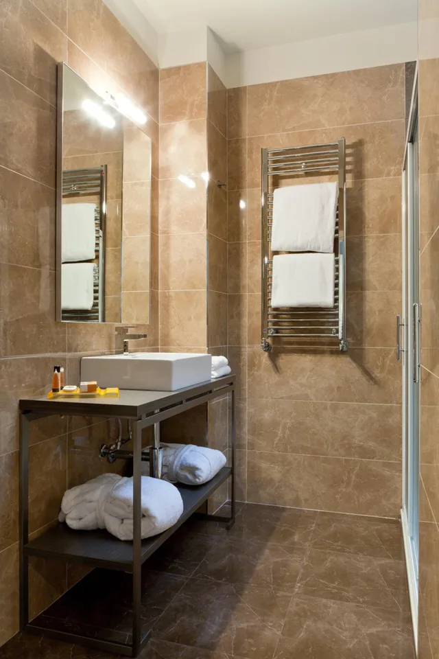 Junior Suite, Queen Bed, Sofa, Hotel Mozart 3/5