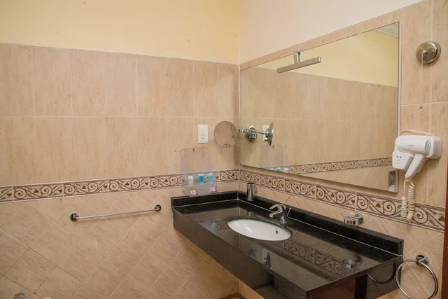 جناح فاخر بسرير كينج بإطلالة على المسبح، Sunrise Beach Resort 3/4
