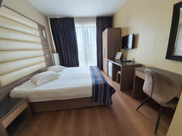 Superior, Double Bed, Hotel Midi-Zuid 4/7