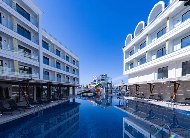 غرفة قياسية ثلاثية بسرير مزدوج وسرير فردي بشرفة، Belenli Resort hotel 1/1