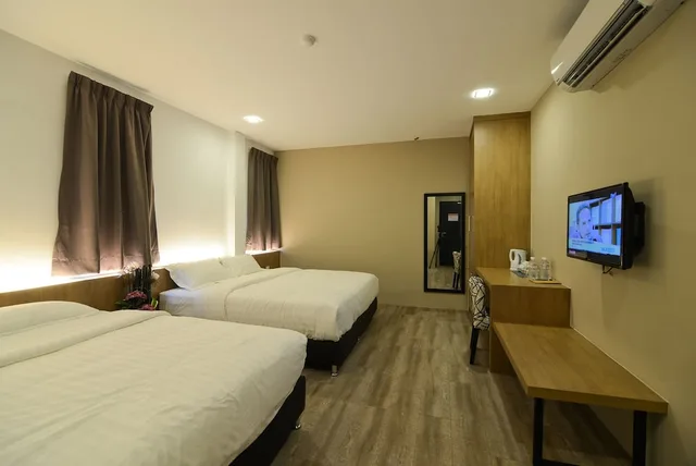 غرفة ديلوكس بسريرين منفصلين وسريرين كينج بغرفة نوم واحدة، De Parkview Hotel 2/4