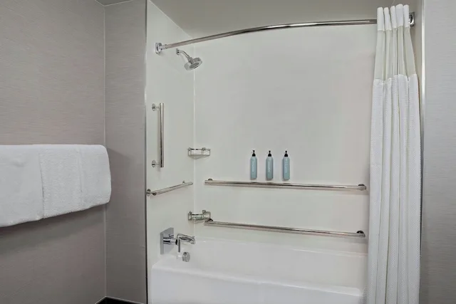 جناح بسرير كينج بغرفة نوم واحدة مع أريكة، Courtyard by Marriott Boston Andover 5/8