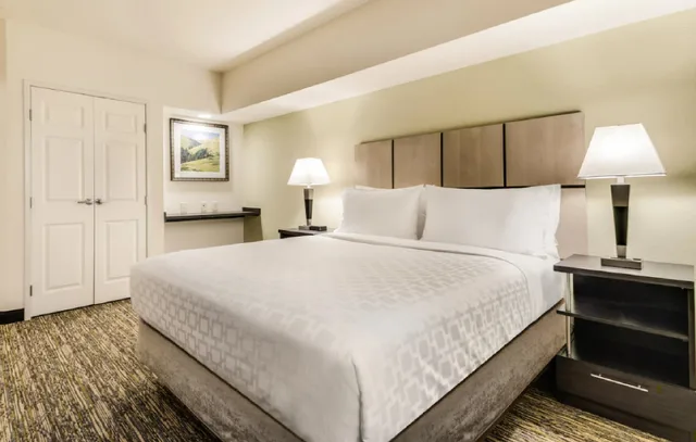 استوديو بسرير كوين، Candlewood Suites 2/3