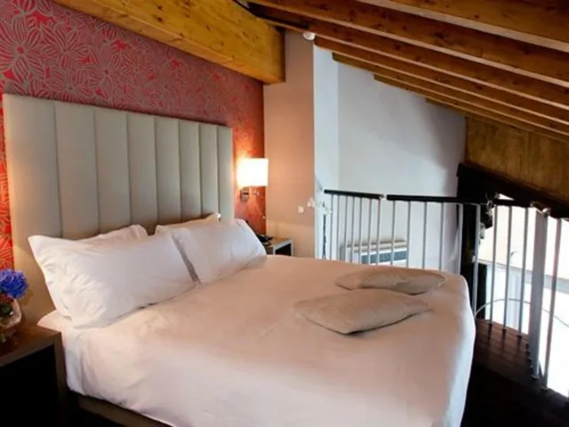 غرفة بسريرين منفصلين بإطلالة على البحيرة مع دخول الصالة، Hotel L'approdo 4/8