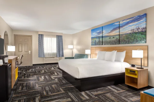 Study, King Bed, Sofa، Days Inn by Wyndham Paris 1/4