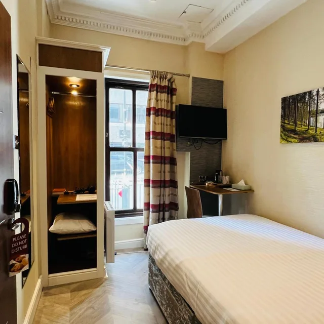 غرفة مفردة، The Cheshire Hotel 4/12
