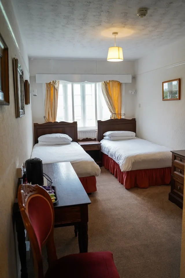 غرفة بسريرين منفصلين بحمام مشترك، The Fox &amp; Hounds Hotel 1/2