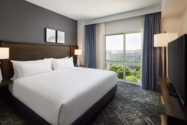 غرفة تنفيذية بسرير كينج، Hilton Charlotte Airport 1/5