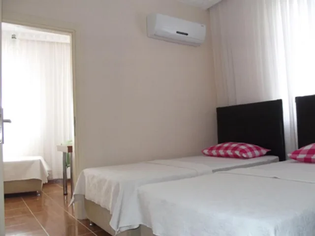 غرفة ثلاثية، Cane Motel 1/9