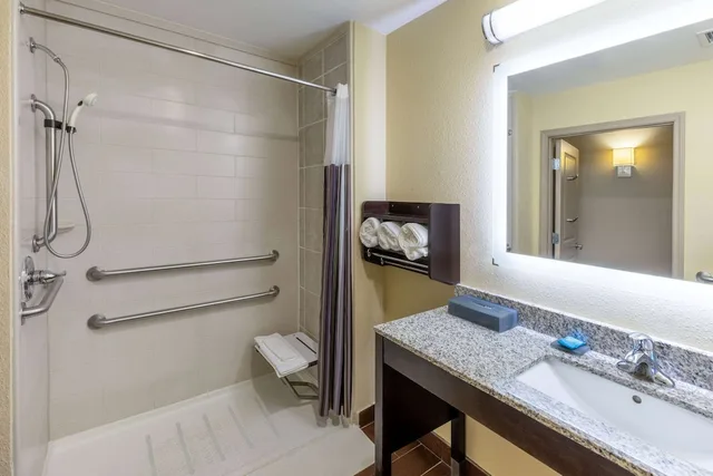 غرفة بسريرين كوين لذوي الإعاقة، La Quinta Inn & Suites by Wyndham Durant 4/5