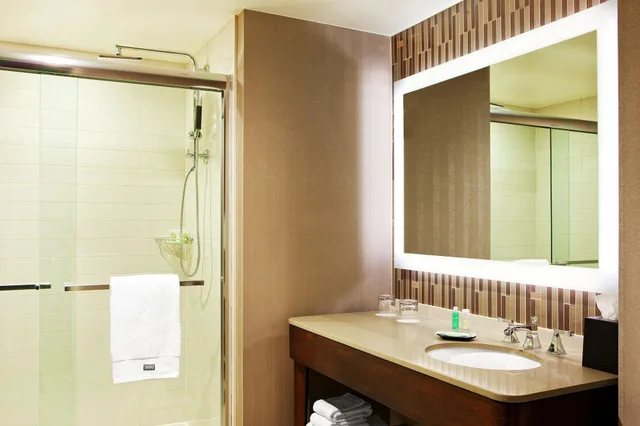 Room, King Bed, City View, The Westin Portland Harborview 6/8