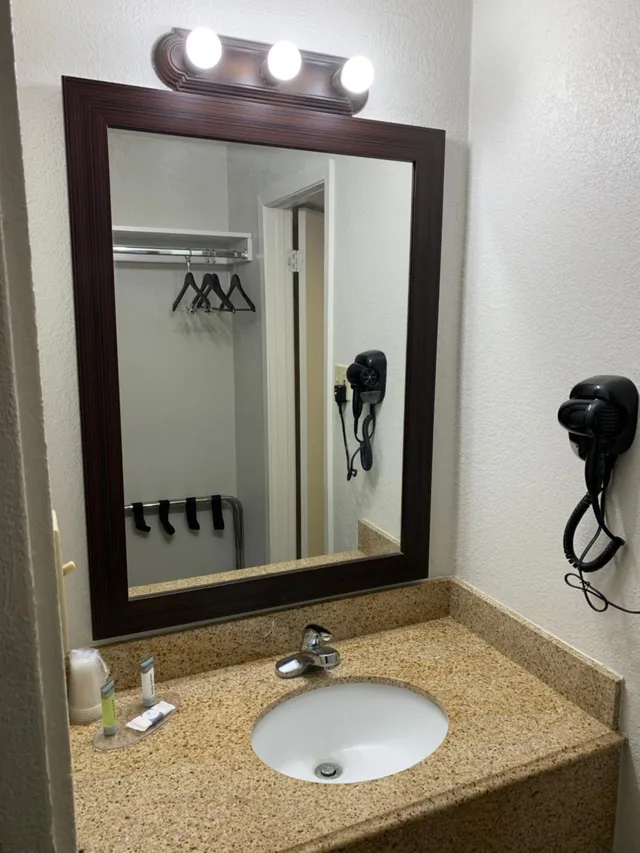غرفة بسرير مزدوج، ECONO LODGE AND SUITES(Orange - TX) 6/7