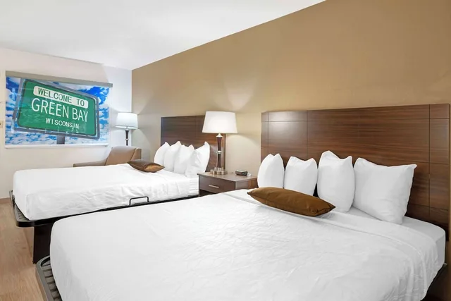Standard, 2 Double Beds, Best Western Green Bay Inn Conference Center 2/8