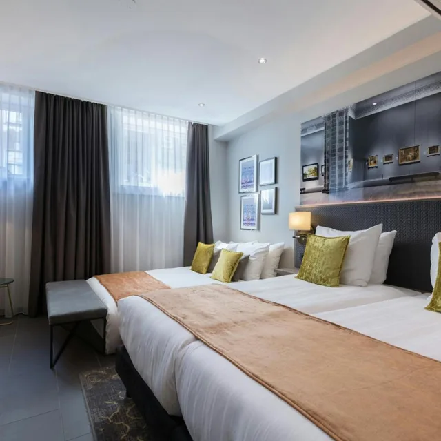 Comfort, 1 Double and 1 Single Bed, Partial View، Leonardo Hotel Amsterdam Museum Quarter 8/13
