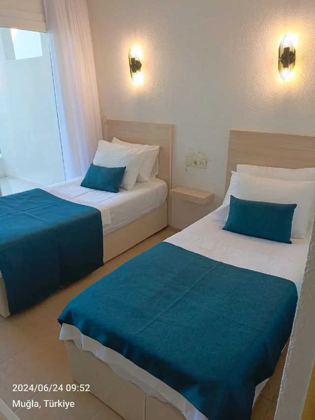 غرفة بسريرين منفصلين بإطلالة جزئية على البحر، Mia Hill Suites 1/1