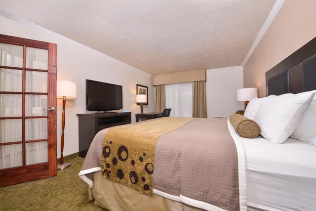 غرفة قياسية بسرير كينج لذوي الإعاقة، Wyndham Tucson Airport & Conference Center 1/4