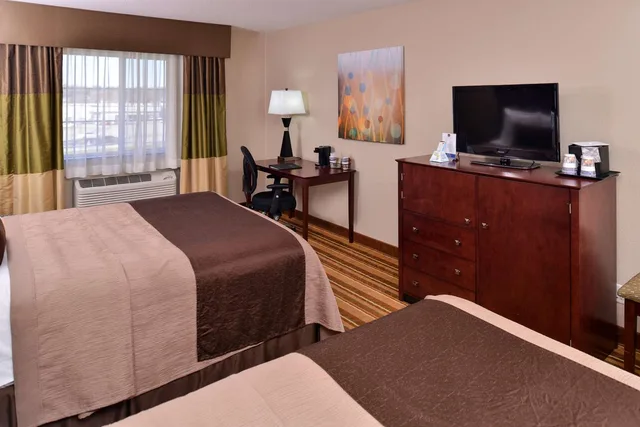 Room, 2 Queen Beds, Old Mill Inn Omaha NE 3/4