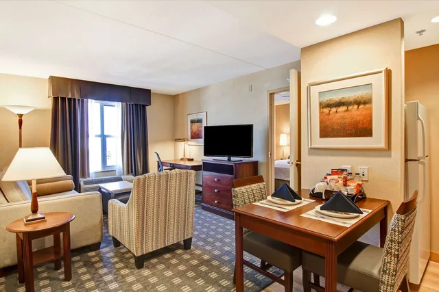 جناح بريميوم بسرير كينج بغرفة نوم واحدة، Homewood Suites By Hilton Toronto Mississauga 1/2