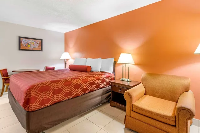 غرفة بسرير كينج، Econo Lodge Fort Myers Cape Coral 4/6