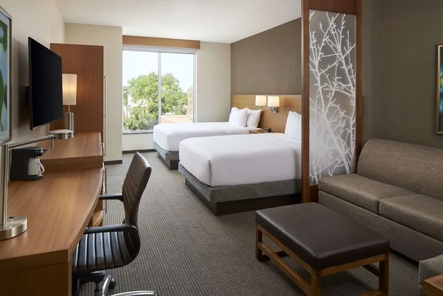 غرفة بسريرين كوين مع أريكة في طابق مرتفع، Hyatt Place Evansville / Downtown 1/2