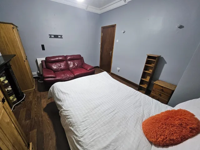 Standard Double Room - Shared، SnoozeDen Wellesley - Near to Slough Station 3/9