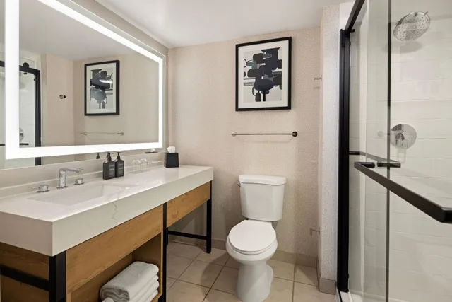 Guest Room, 2 King Beds, 2 Queen Beds, Club Floor, High Floor، SHERATON OVERLAND PARK HOTEL AT THE CONVENTION CENTER 2/4