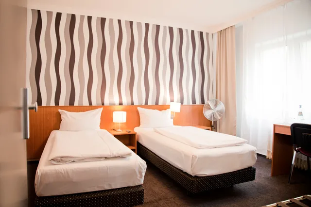 غرفة قياسية بسرير مزدوج، Hotel Les Nations 1/3