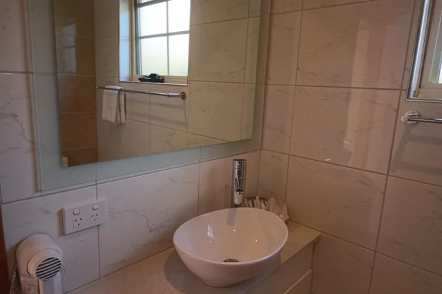 كوخ ديلوكس بسرير كوين وسريرين منفصلين بغرفتي نوم، Swansea Cottages & Motel Suites 4/5