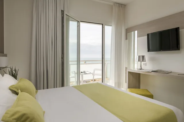 غرفة سوبيريور بسرير كوين بإطلالة على البحر، Hotel Delle Rose 1/7