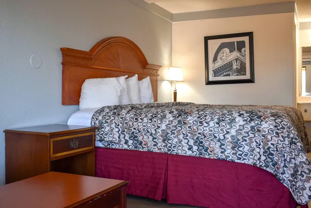 غرفة بسرير كينج لذوي الإعاقة، Rodeway Inn Auburn Hills - Detroit 3/4