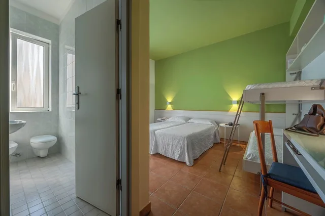 غرفة اقتصادية رباعية بسرير مزدوج وسرير بطابقين بشرفة، HOTEL PORTOFINO 9/9