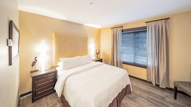 جناح بسريرين كوين بغرفتي نوم مع أريكة، Sunrise Ridge Waterfront Resort 8/10