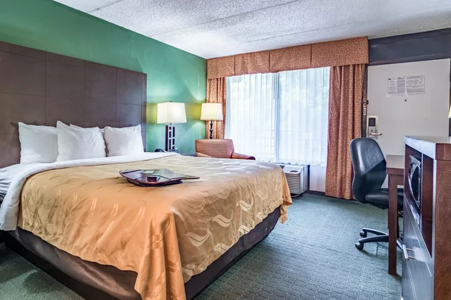 غرفة قياسية بسرير كينج للمدخنين، Quality Inn Columbus near Fort Benning 1/3