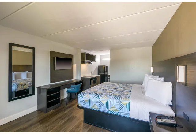 Suite, King Bed, Sofa, Kitchen, Motel6 Stockbridge, GA - Hwy 138 W 2/3