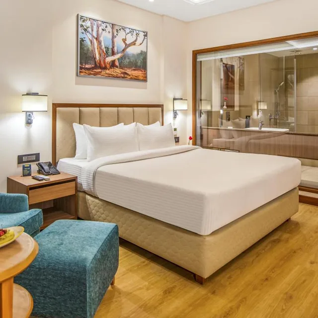 غرفة ديلوكس بسرير كينج، Golden Tulip Jalandhar 3/5