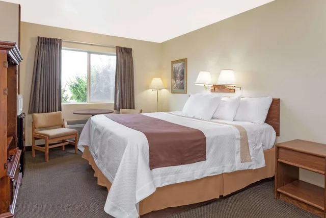 غرفة بسرير كينج لذوي الإعاقة، Days Inn by Wyndham Missoula Airport 3/4