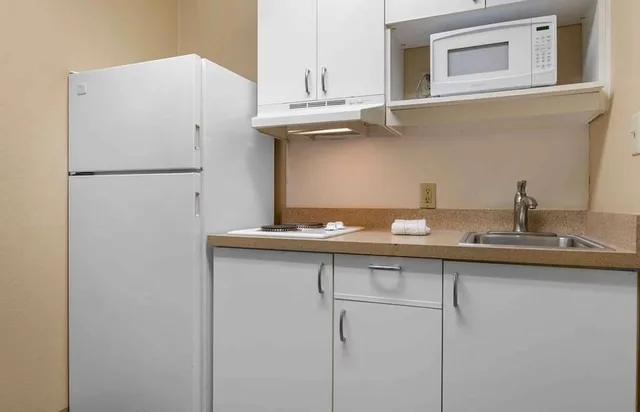غرفة بسريرين مزدوجين بمطبخ، Studio 6 Suites Sacramento Northgate CA 7/7