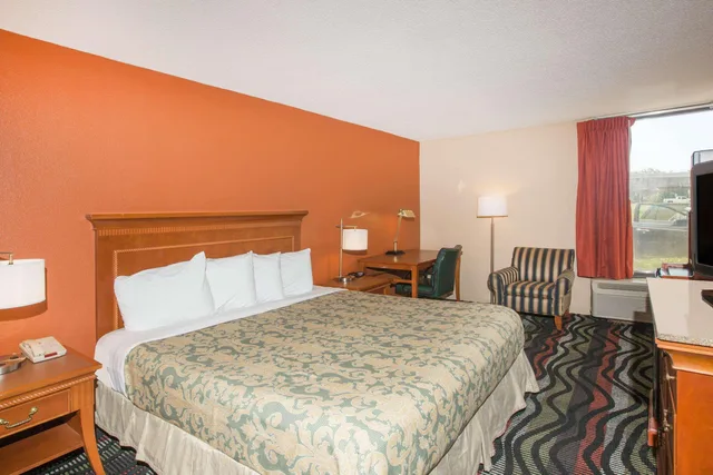 غرفة بسرير كينج، Super 8 by Wyndham Myrtle Beach/Market Common Area 1/3