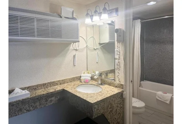 جناح بسريرين كوين، Motel6 Oceanside CA Marina Camp Pendleton 5/7