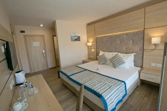 Room, Double Bed, Side Sea View, Balcony, Building 2، Royal Bay Resort 2/10