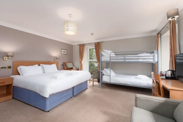 غرفة عائلية بسرير مزدوج وسرير بطابقين لذوي الإعاقة، Windermere Manor 3/7