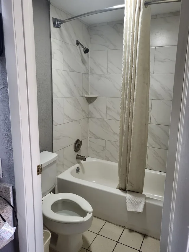 غرفة قياسية بسرير كينج للمدخنين، Econo Lodge Andalusia, AL 9/10