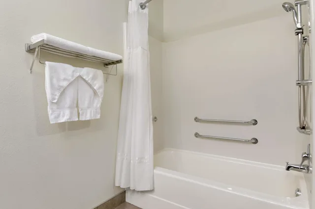 غرفة بسرير كوين لذوي الإعاقة، Days Inn By Wyndham Levis 2/2