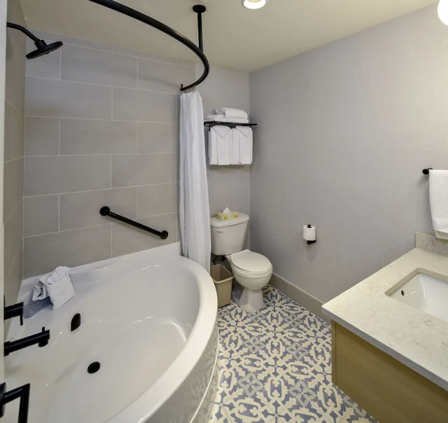 جناح بسريرين كوين بإطلالة على الفناء بغرفة نوم واحدة في طابق مرتفع، Balcomo, a Ramada by Wyndham 10/10