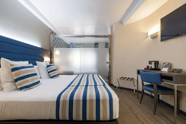 غرفة ديلوكس رباعية بسرير كينج مع أريكة، Hotel Ronda Lesseps 8/10