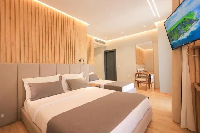 غرفة ديلوكس ثلاثية بسرير كوين وسرير فردي بشرفة بإطلالة جزئية على البحر، Hotel Apollon 2/4