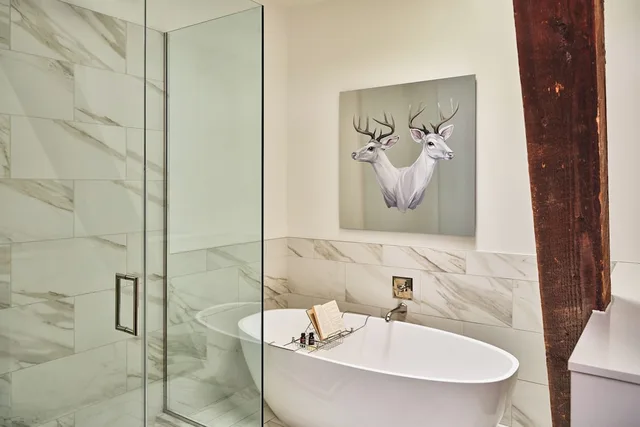 Lodge, Suite, King Bed، The Crawford Hotel 3/4