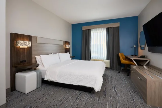 غرفة بسرير كينج، Holiday Inn Express Hotel Suites Swift Current 2/3